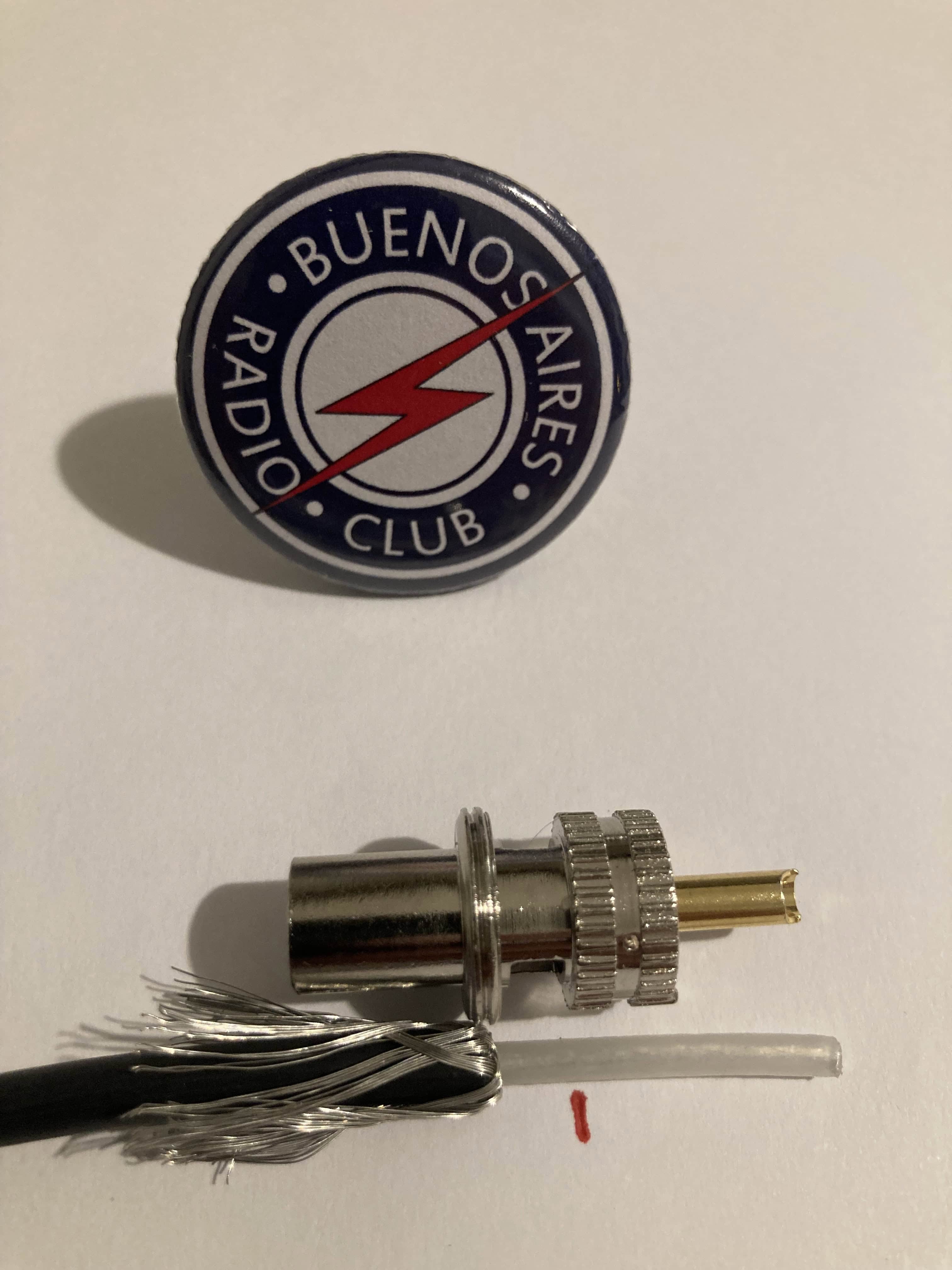 Conector PL-259 para cables RG-58 en reparación o instalación.