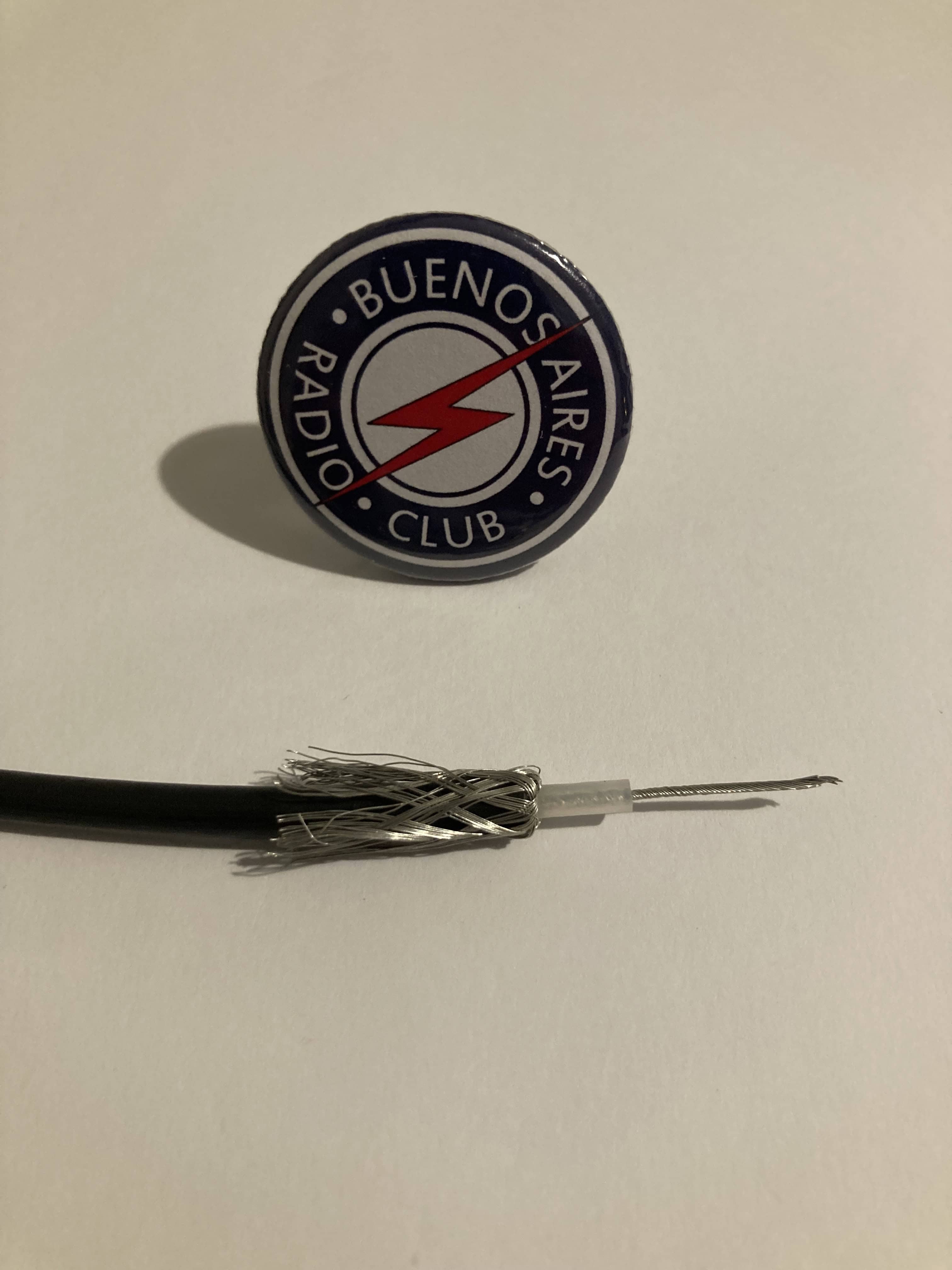 Logo del Buenos Aires Radio Club con cable RG-58 y conector PL-259.