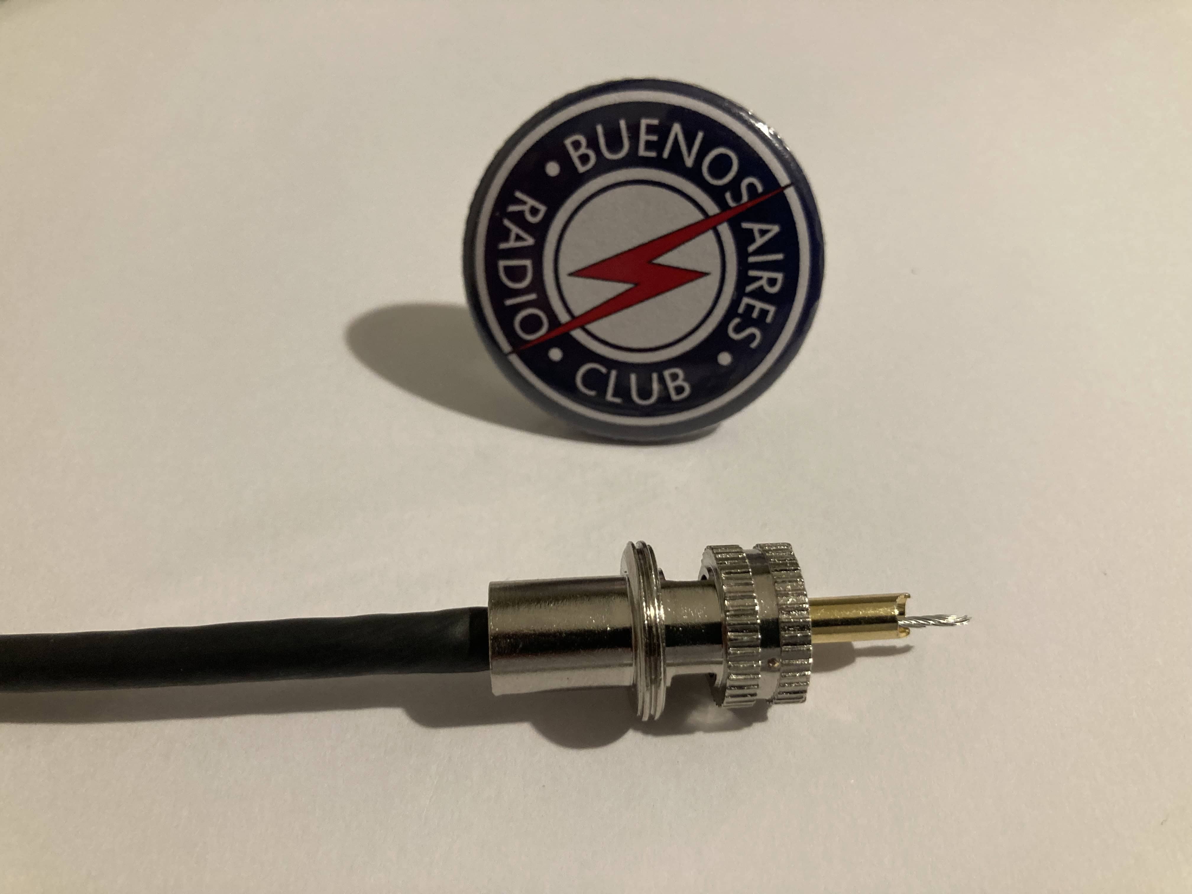 Conector PL-259 para cables RG-58 en instalación de radioafición.