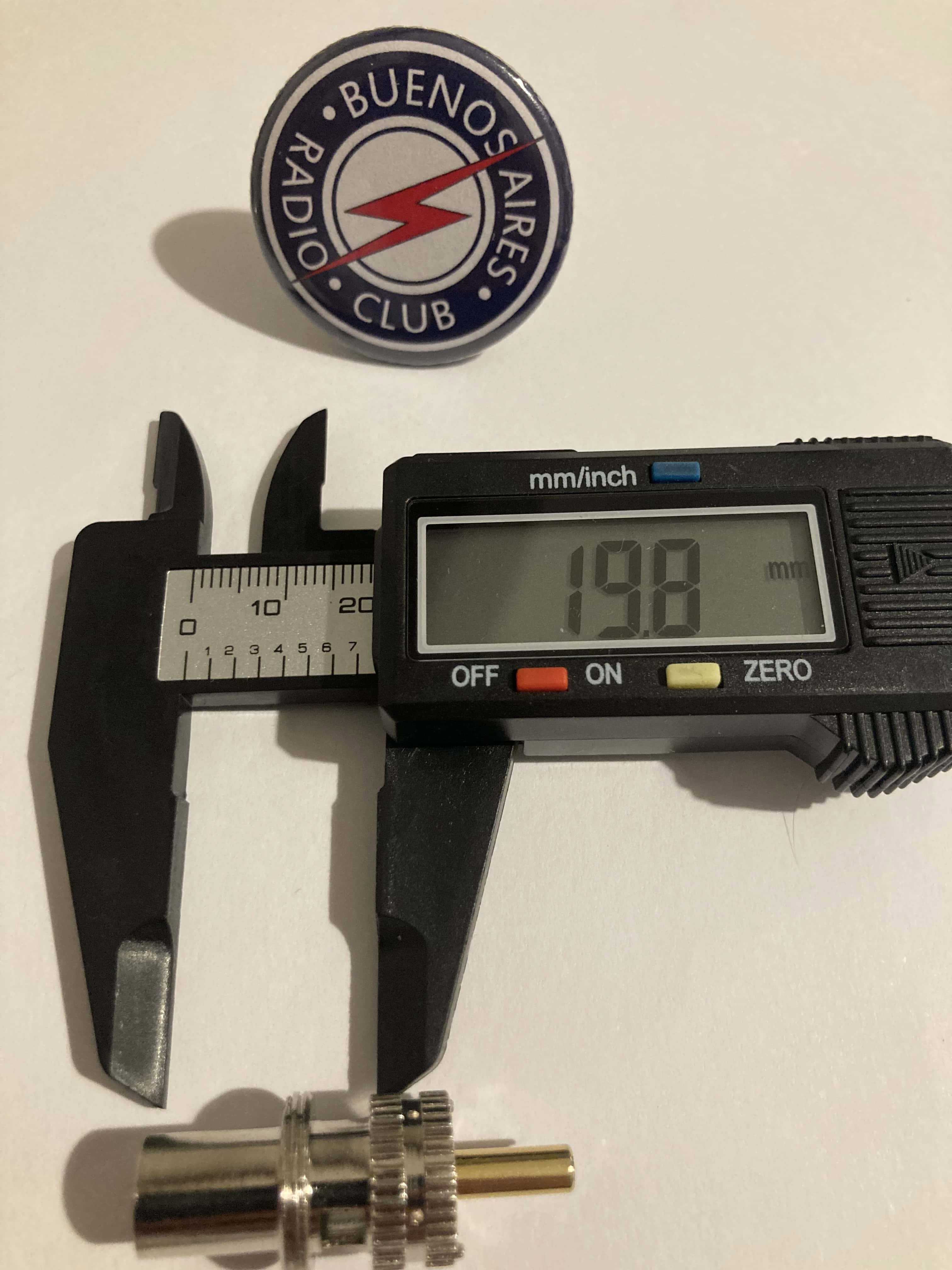 Conector PL-259 medido con calibrador digital, ideal para cables RG-58 en radioafición.