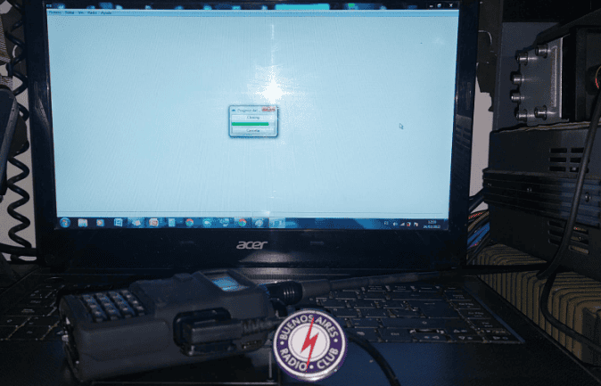Equipos BAOFENG en el Buenos Aires Radio Club para cargar memorias y programación.