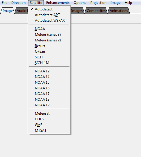 Antena y equipo de recepción satelital en Buenos Aires Radio Club para imágenes NOAA.