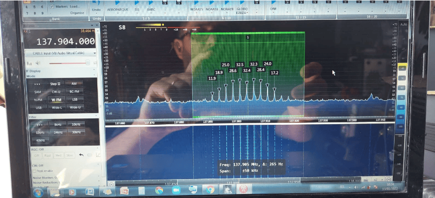 Imagen de pantalla con software WXtoimg mostrando señales de satélites NOAA en Buenos Aires Radio Cl.