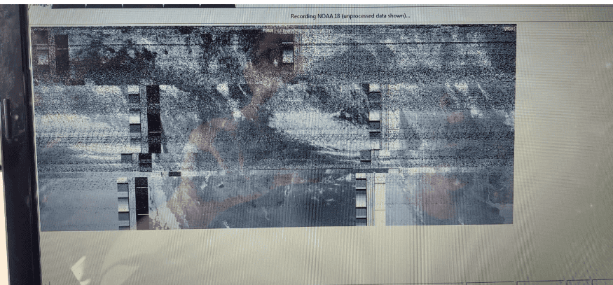 Antena y equipo de radioaficionados en Buenos Aires para recepción satelital NOAA.