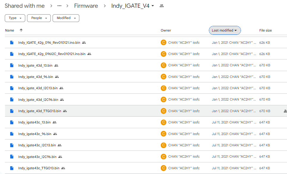 Radioaficionados en Buenos Aires, Argentina, en el Radio Club, con equipos de radio y antenas para c.